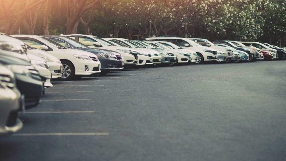 Fahrzeuge warten auf Abholung und Ankauf auf dem Autohof von Auto verkaufen Waldbröl